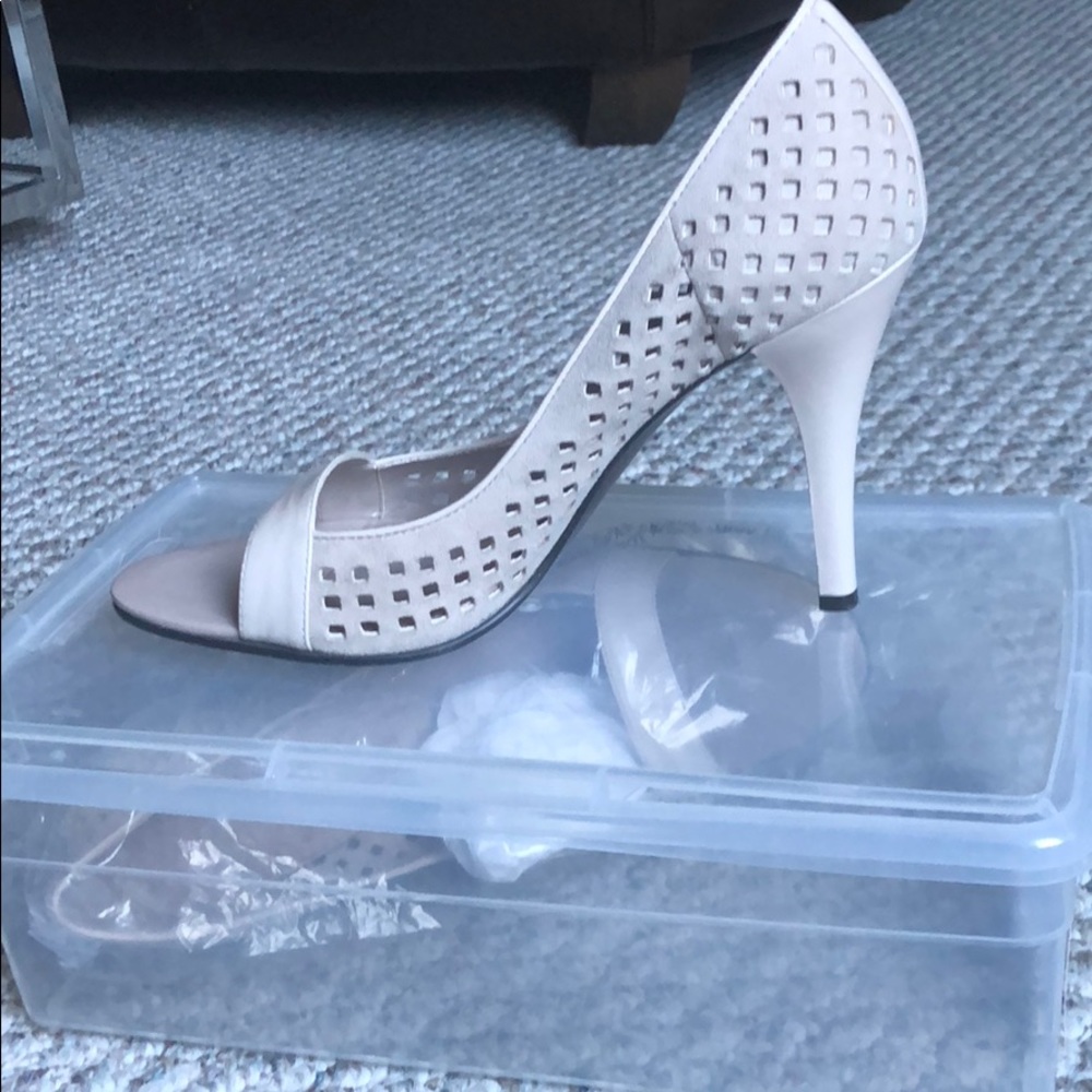 Stylish heel with peep toe